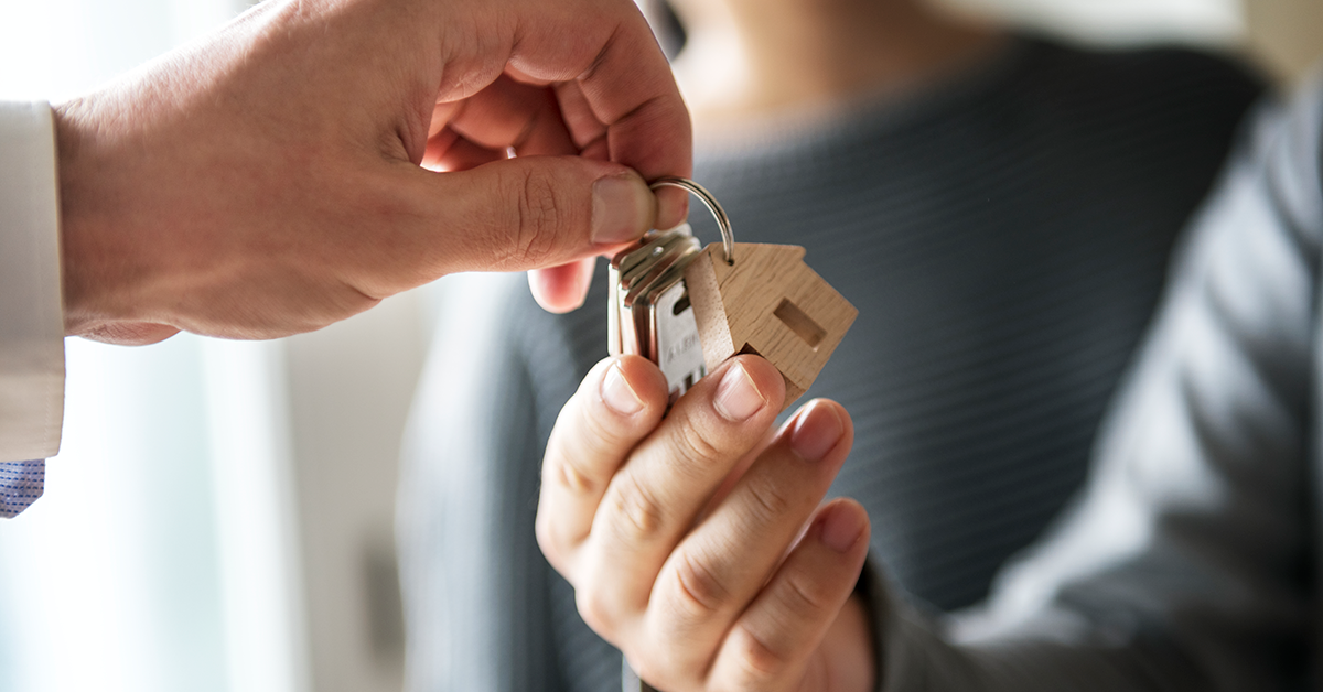 realtor handing over house keys to new owners
